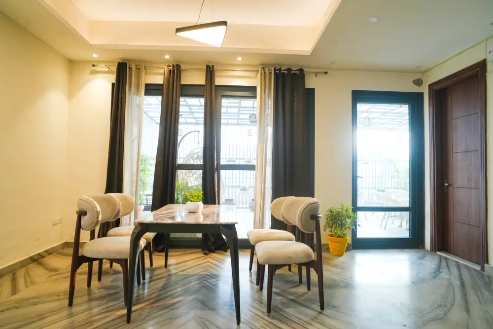 Dining area with a table and chairs at Panaah Rehabilitation Centre